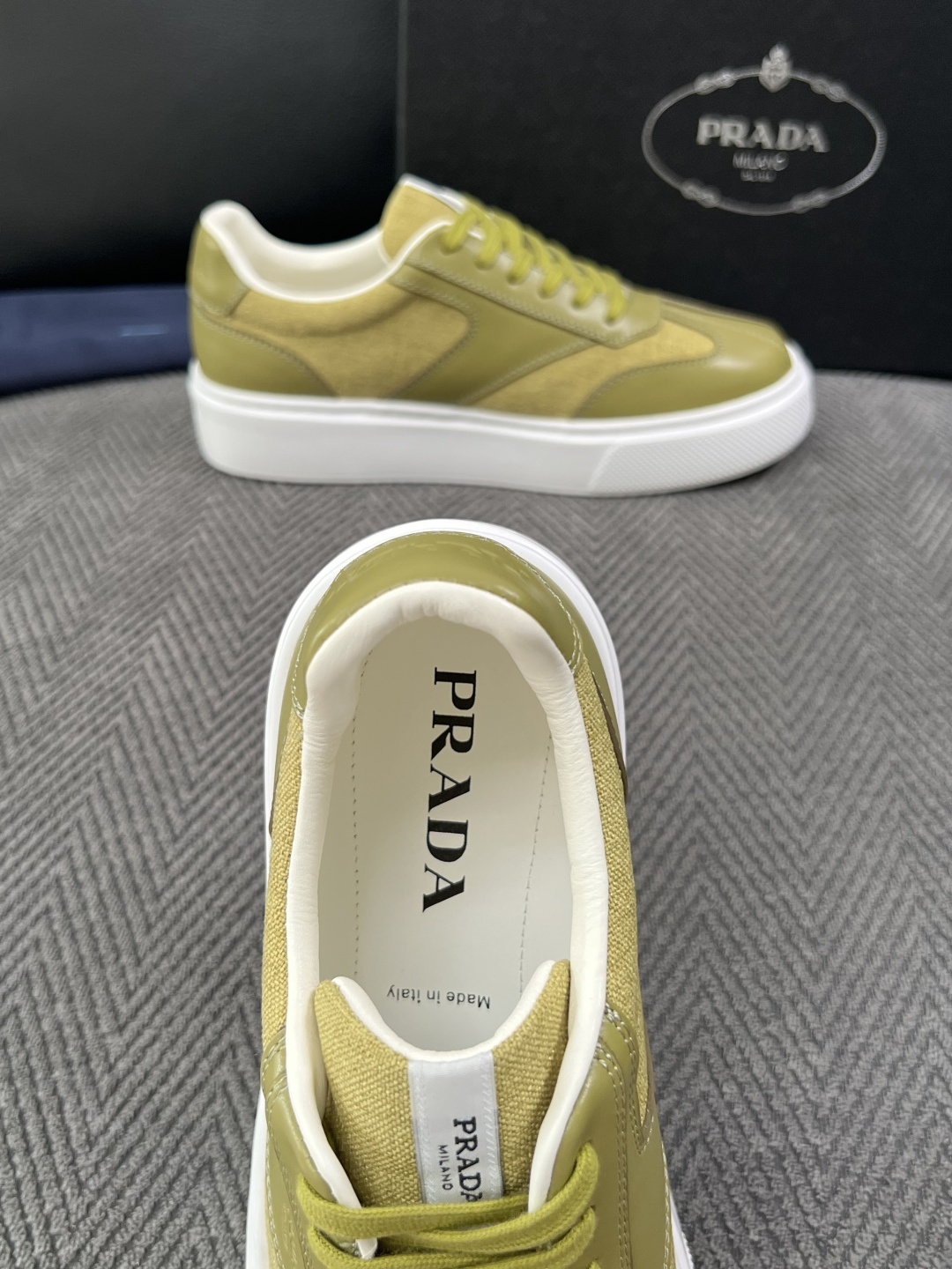 Prada  高品质  顶级工艺品，普拉达 专柜同步，原厂配置意大利进口牛皮拼布面料，进口牛皮内里垫，透气舒适，鞋底：原
