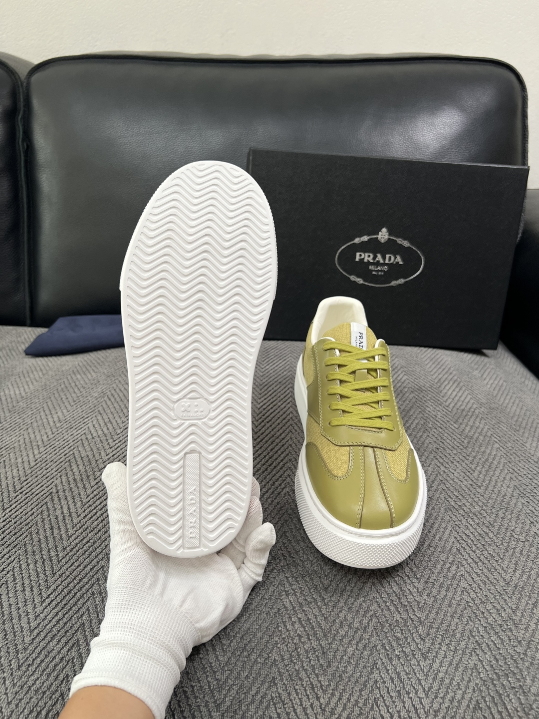 Prada  高品质  顶级工艺品，普拉达 专柜同步，原厂配置意大利进口牛皮拼布面料，进口牛皮内里垫，透气舒适，鞋底：原
