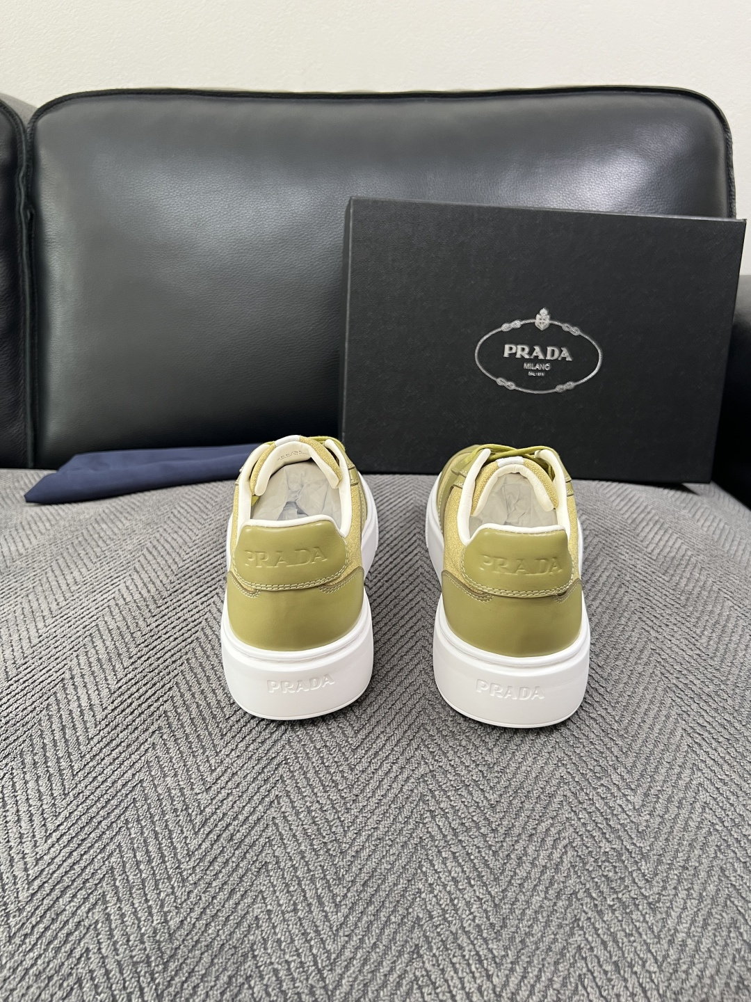 Prada  高品质  顶级工艺品，普拉达 专柜同步，原厂配置意大利进口牛皮拼布面料，进口牛皮内里垫，透气舒适，鞋底：原
