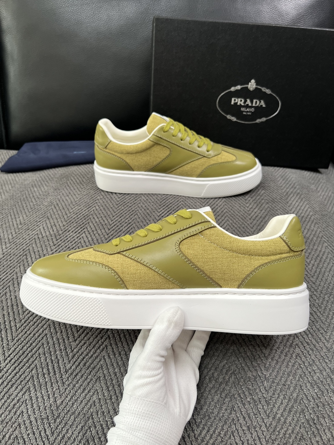 Prada  高品质  顶级工艺品，普拉达 专柜同步，原厂配置意大利进口牛皮拼布面料，进口牛皮内里垫，透气舒适，鞋底：原