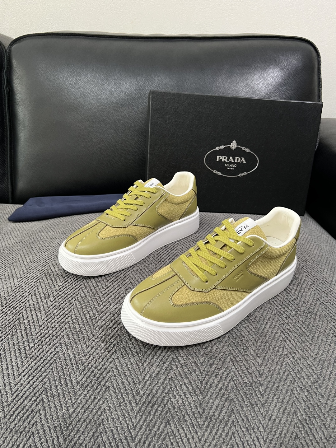Prada  高品质  顶级工艺品，普拉达 专柜同步，原厂配置意大利进口牛皮拼布面料，进口牛皮内里垫，透气舒适，鞋底：原