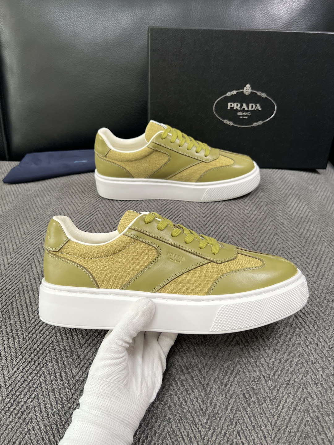 Prada  高品质  顶级工艺品，普拉达 专柜同步，原厂配置意大利进口牛皮拼布面料，进口牛皮内里垫，透气舒适，鞋底：原