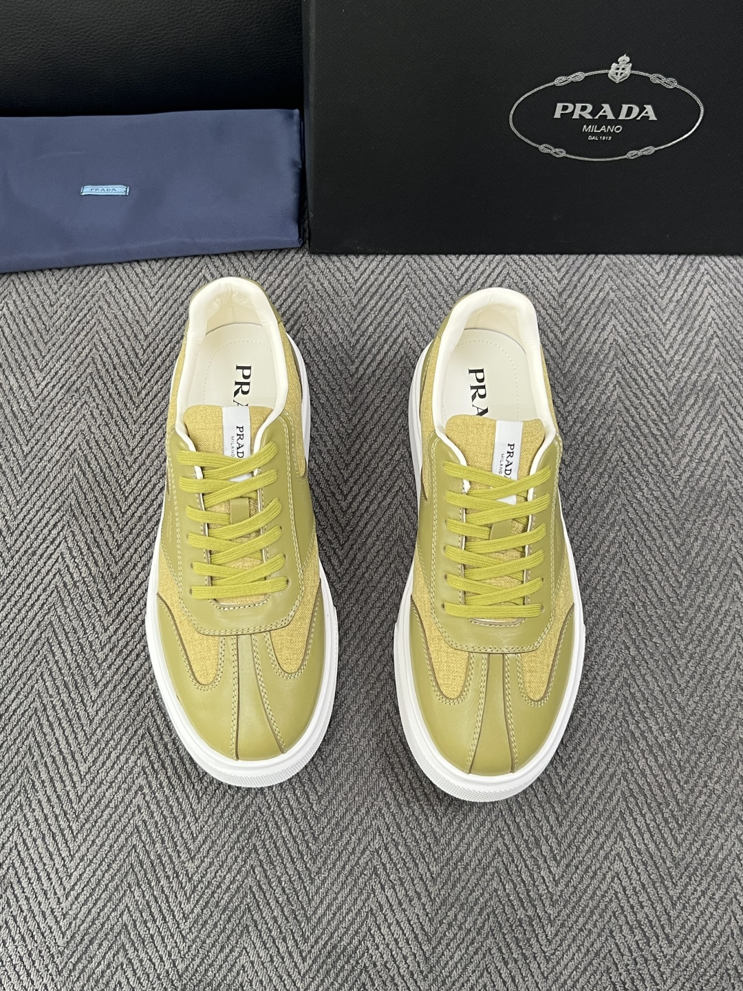 Prada  高品质  顶级工艺品，普拉达 专柜同步，原厂配置意大利进口牛皮拼布面料，进口牛皮内里垫，透气舒适，鞋底：原