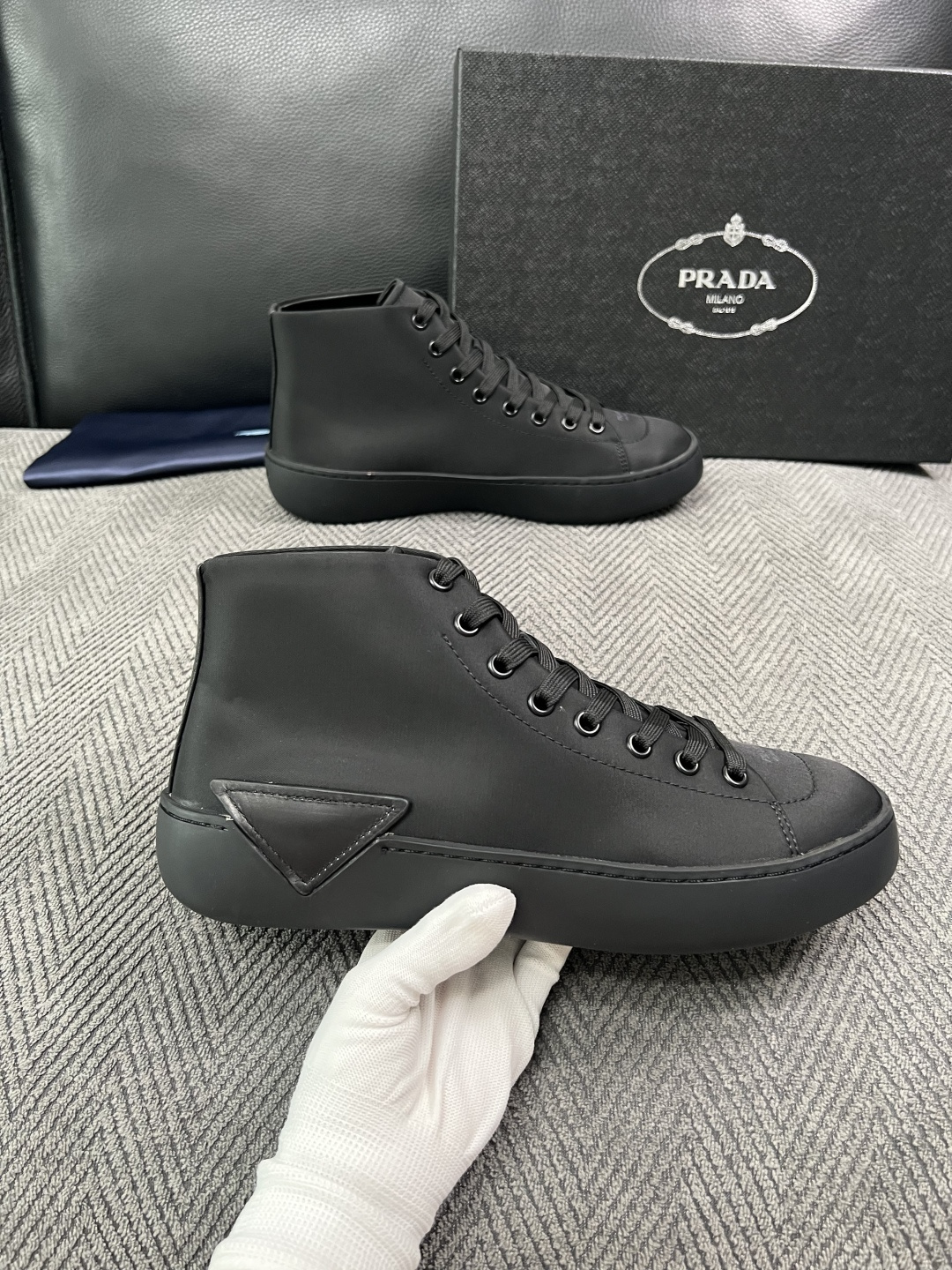 Prada  高品质  顶级工艺品，普拉达 靴子专柜同步，原厂配置意大利进口牛皮拼布面料，进口牛皮内里垫，透气舒适，鞋底