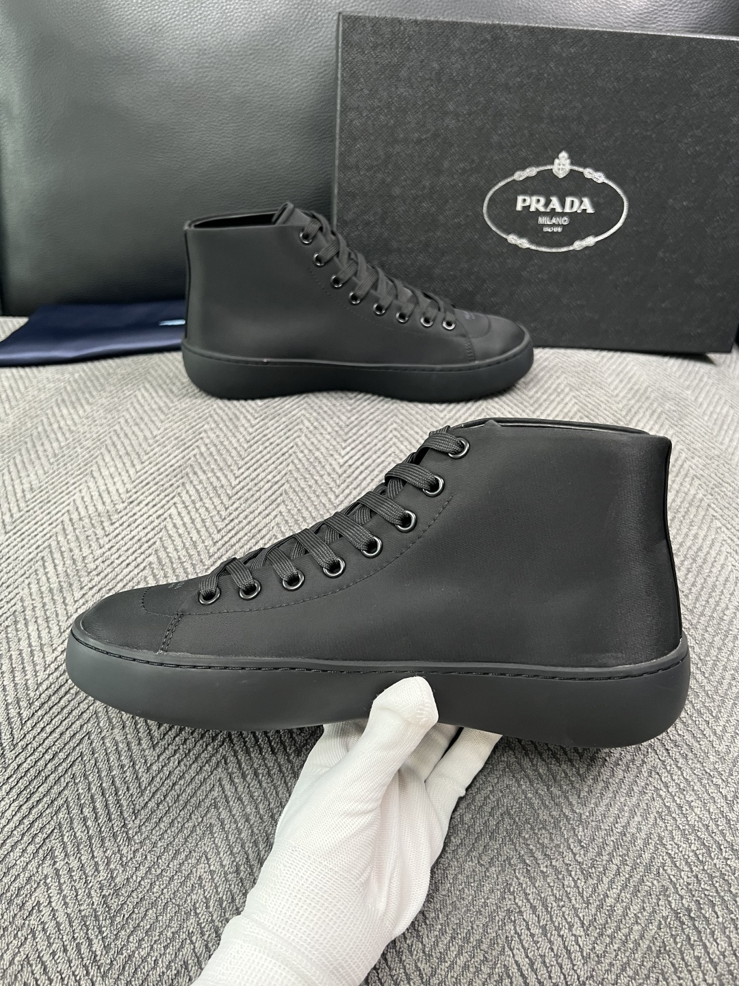 Prada  高品质  顶级工艺品，普拉达 靴子专柜同步，原厂配置意大利进口牛皮拼布面料，进口牛皮内里垫，透气舒适，鞋底