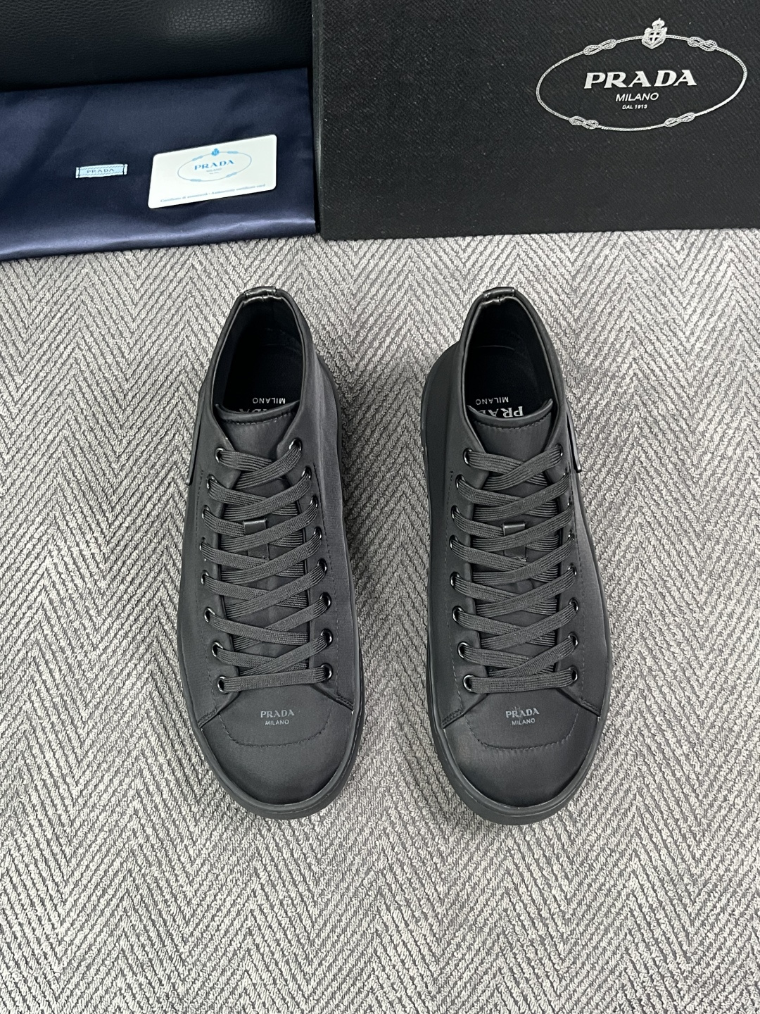 Prada  高品质  顶级工艺品，普拉达 靴子专柜同步，原厂配置意大利进口牛皮拼布面料，进口牛皮内里垫，透气舒适，鞋底