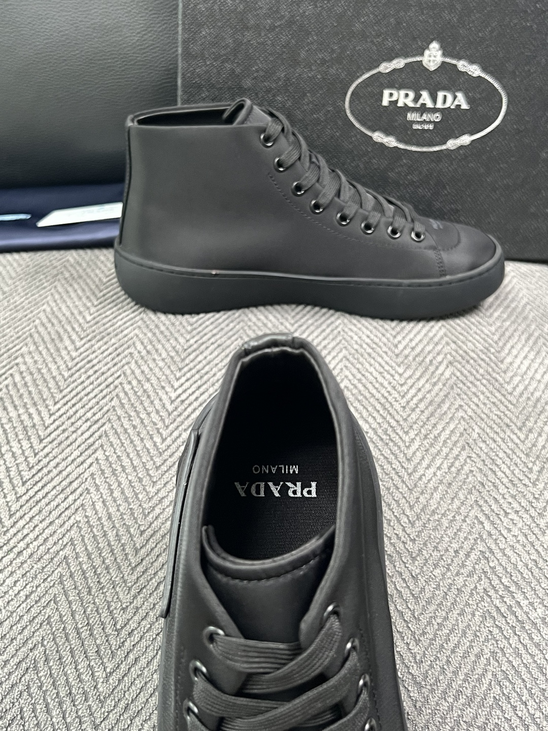 Prada  高品质  顶级工艺品，普拉达 靴子专柜同步，原厂配置意大利进口牛皮拼布面料，进口牛皮内里垫，透气舒适，鞋底