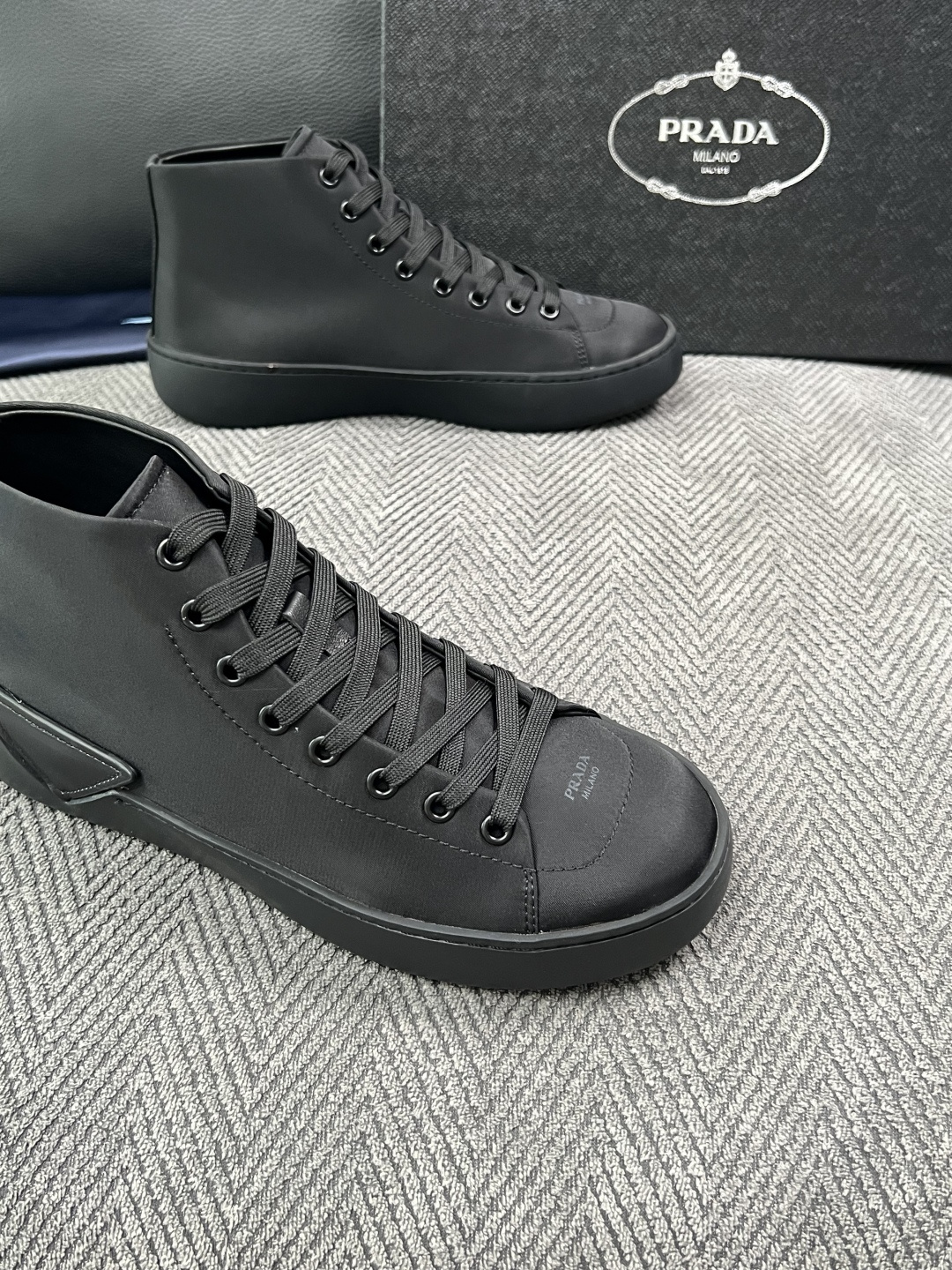 Prada  高品质  顶级工艺品，普拉达 靴子专柜同步，原厂配置意大利进口牛皮拼布面料，进口牛皮内里垫，透气舒适，鞋底