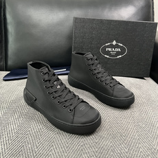 Prada 高品质 顶级工艺品,普拉达 靴子专柜同步,原厂配置意大利进口牛皮拼布面料,进口牛皮内里垫,透气舒适,鞋底 Prada 高品质 顶级工艺品,普拉达 靴子专柜同步,原厂配置意大利进口牛皮拼布面料,进口牛皮内里垫,透气舒适,鞋底