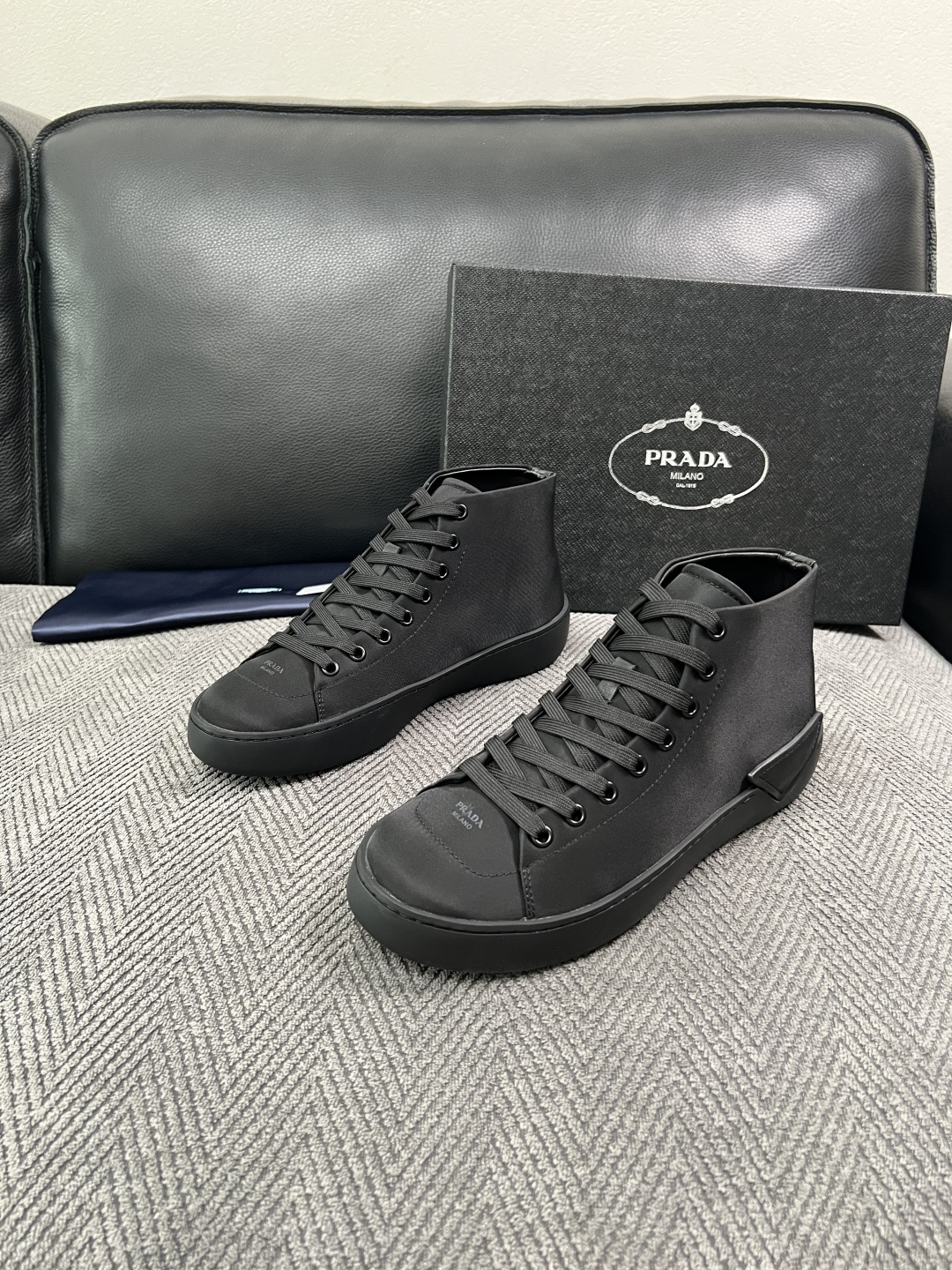 Prada  高品质  顶级工艺品，普拉达 靴子专柜同步，原厂配置意大利进口牛皮拼布面料，进口牛皮内里垫，透气舒适，鞋底