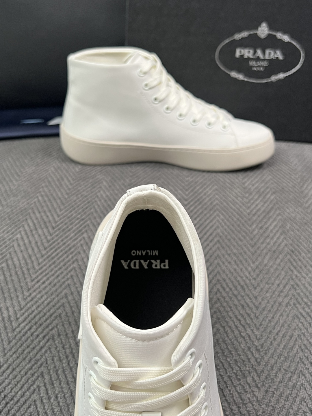 Prada  高品质  顶级工艺品，普拉达 靴子专柜同步，原厂配置意大利进口牛皮拼布面料，进口牛皮内里垫，透气舒适，鞋底