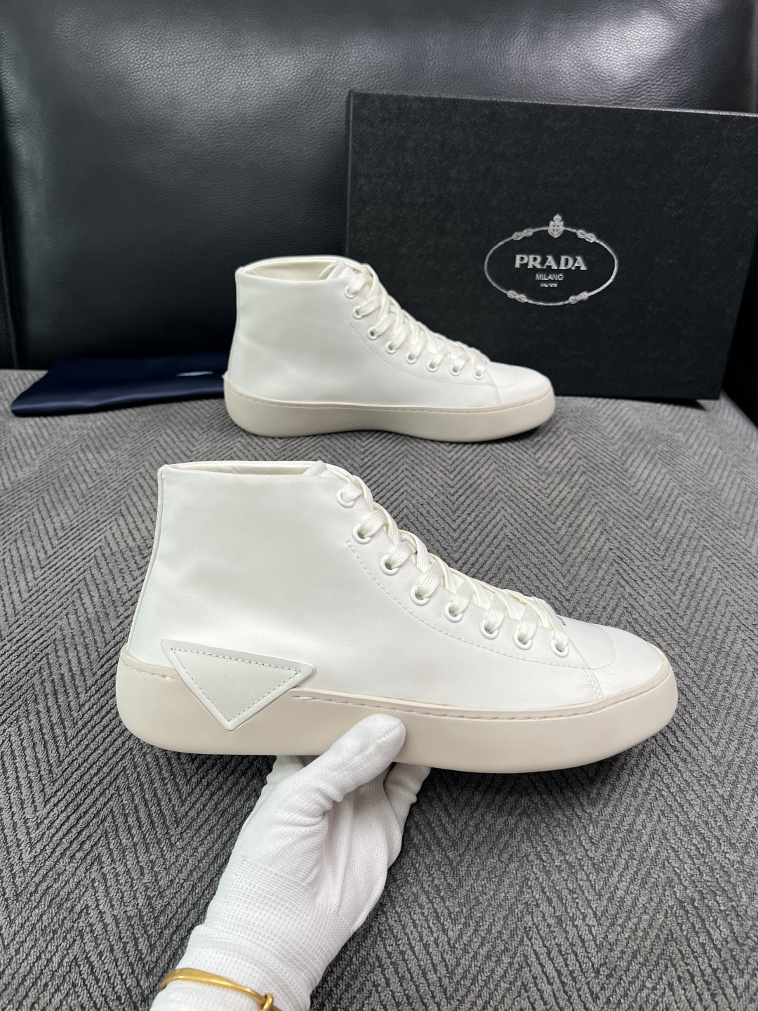 Prada  高品质  顶级工艺品，普拉达 靴子专柜同步，原厂配置意大利进口牛皮拼布面料，进口牛皮内里垫，透气舒适，鞋底