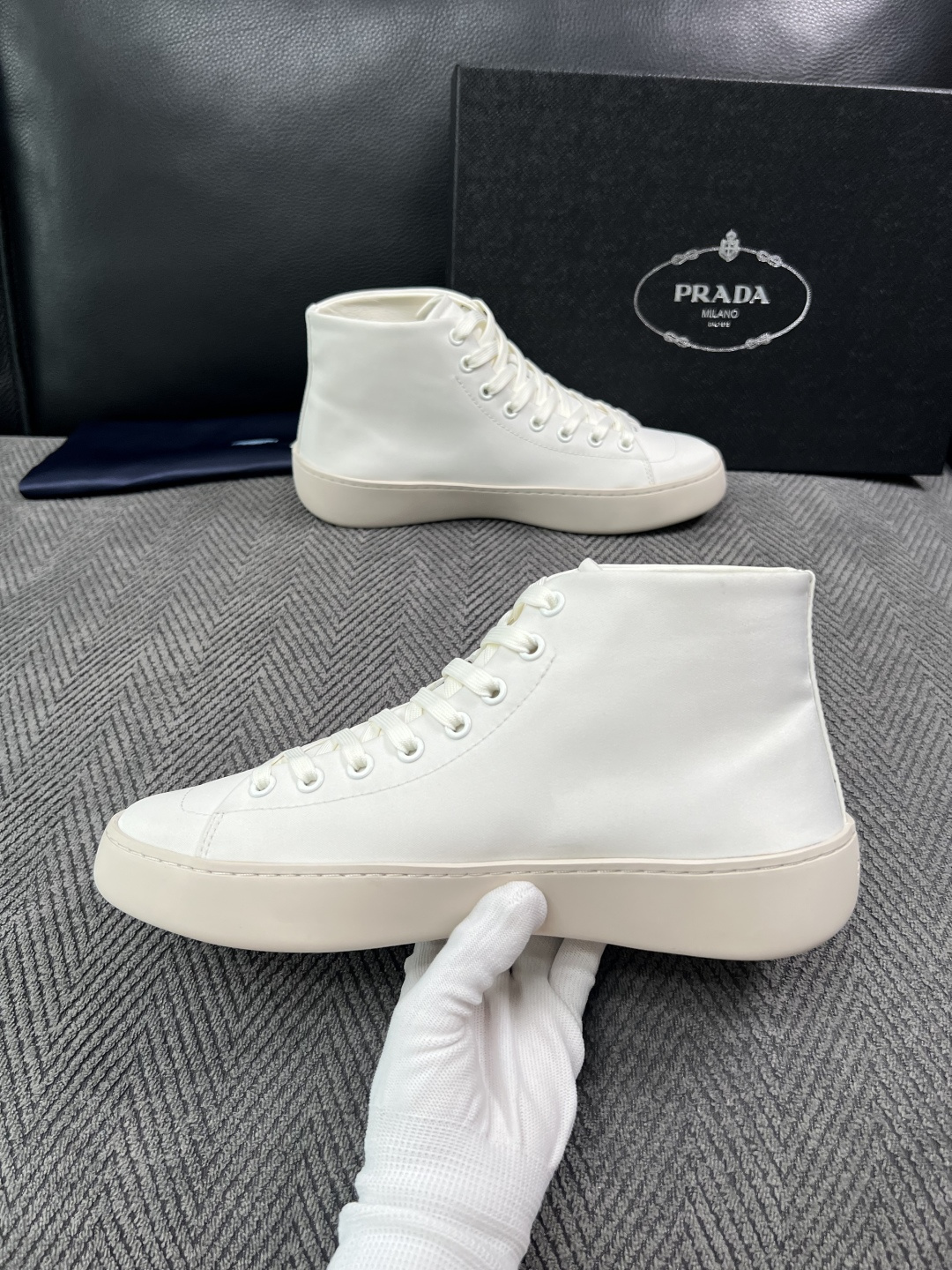 Prada  高品质  顶级工艺品，普拉达 靴子专柜同步，原厂配置意大利进口牛皮拼布面料，进口牛皮内里垫，透气舒适，鞋底