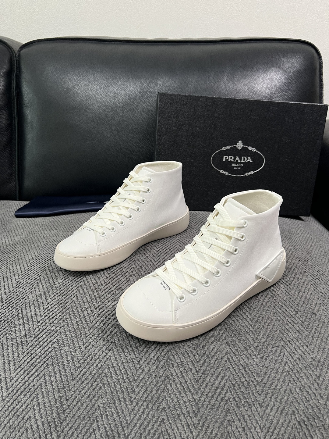 Prada  高品质  顶级工艺品，普拉达 靴子专柜同步，原厂配置意大利进口牛皮拼布面料，进口牛皮内里垫，透气舒适，鞋底