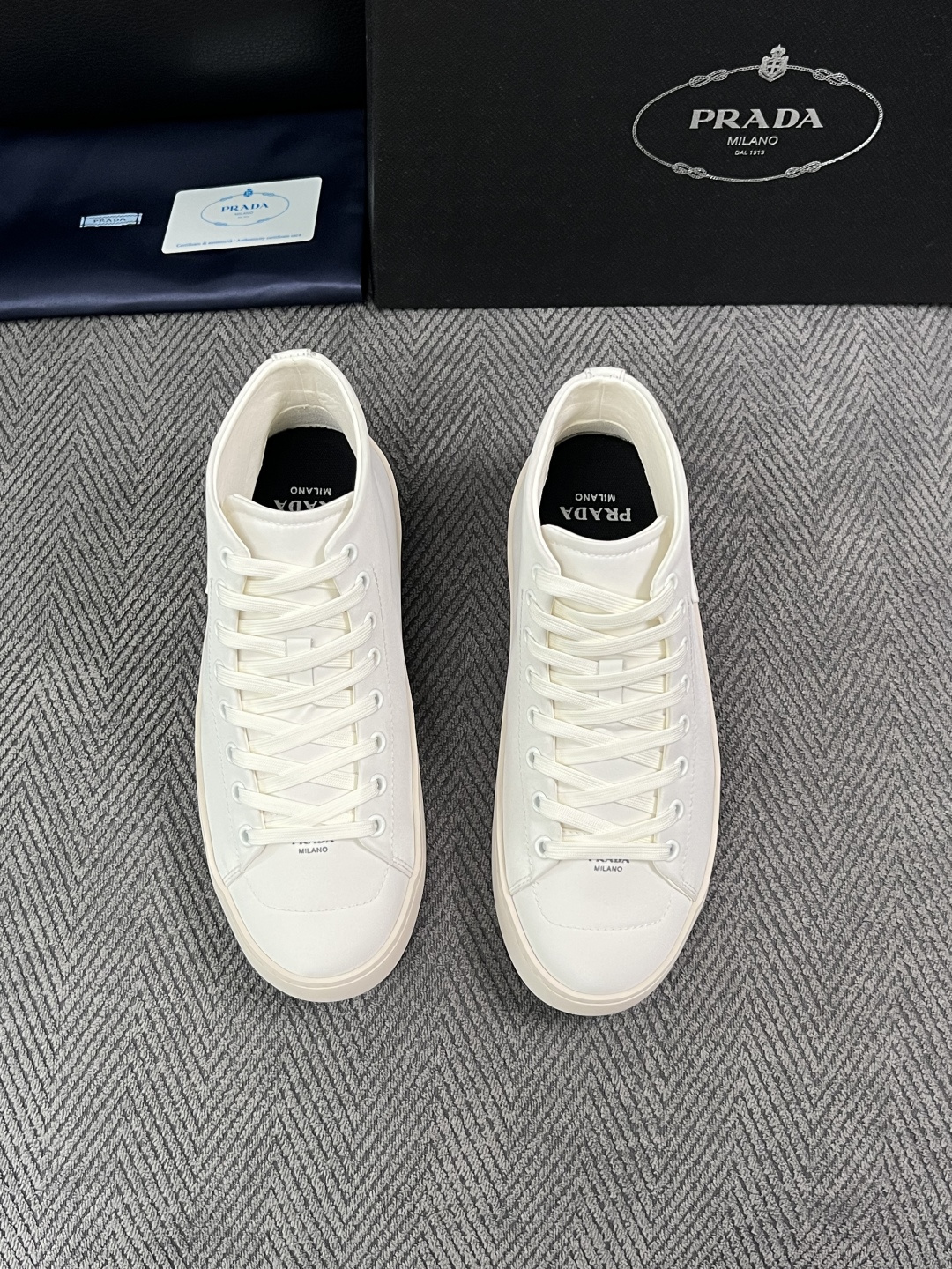 Prada  高品质  顶级工艺品，普拉达 靴子专柜同步，原厂配置意大利进口牛皮拼布面料，进口牛皮内里垫，透气舒适，鞋底