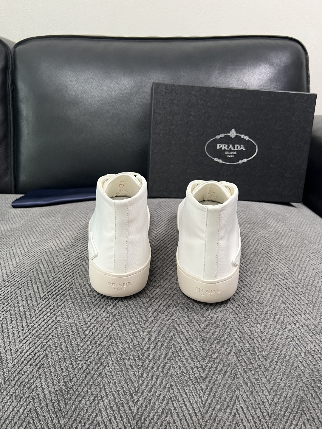 Prada  高品质  顶级工艺品，普拉达 靴子专柜同步，原厂配置意大利进口牛皮拼布面料，进口牛皮内里垫，透气舒适，鞋底