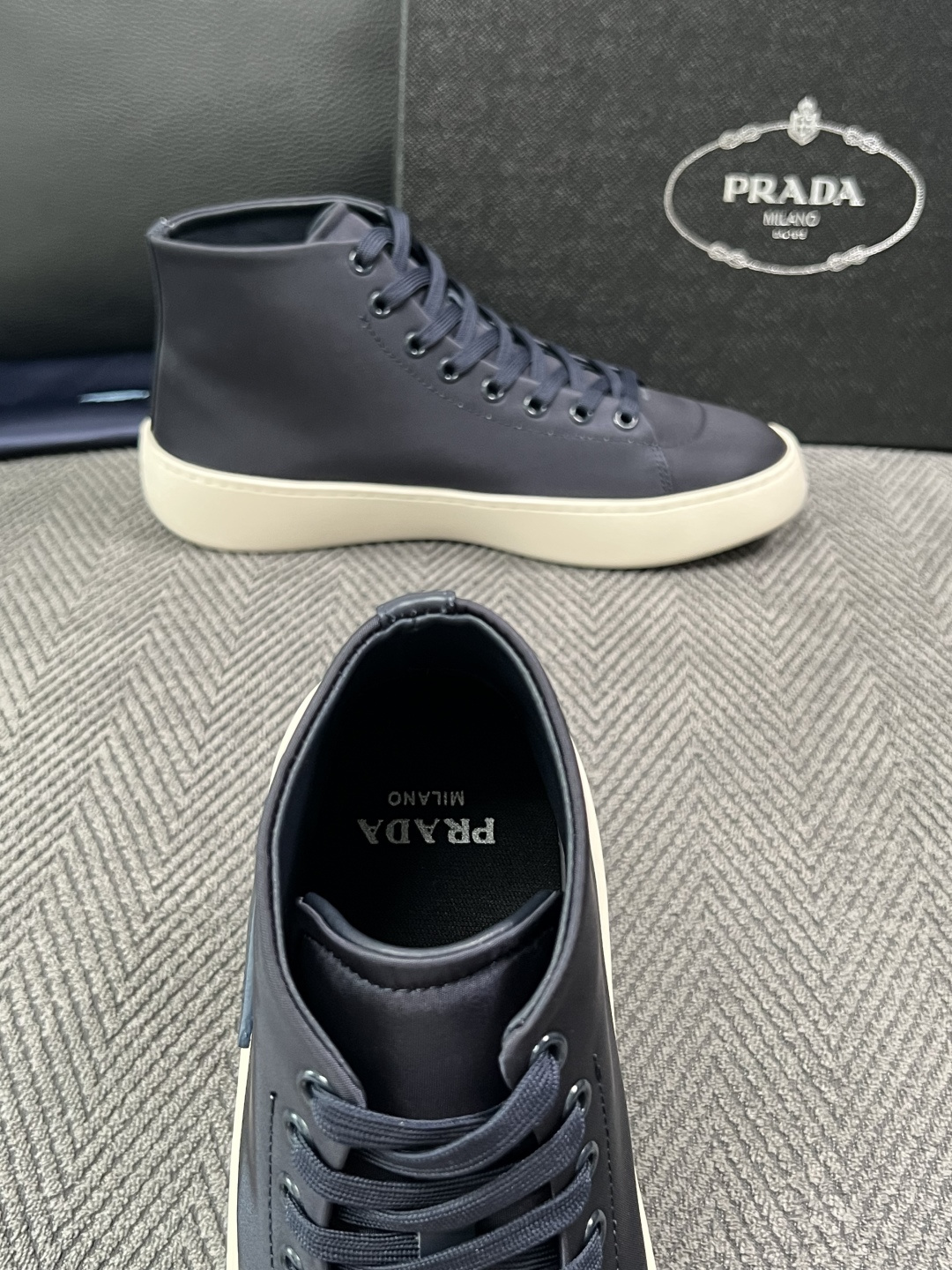 Prada  高品质  顶级工艺品，普拉达 靴子专柜同步，原厂配置意大利进口牛皮拼布面料，进口牛皮内里垫，透气舒适，鞋底