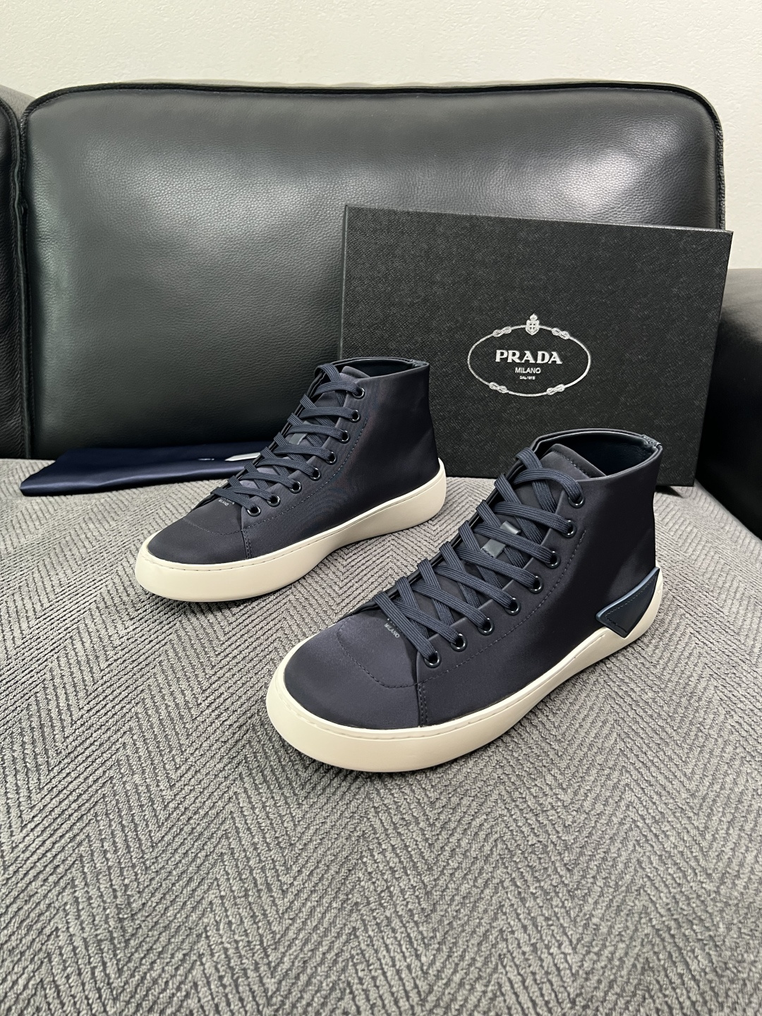 Prada  高品质  顶级工艺品，普拉达 靴子专柜同步，原厂配置意大利进口牛皮拼布面料，进口牛皮内里垫，透气舒适，鞋底