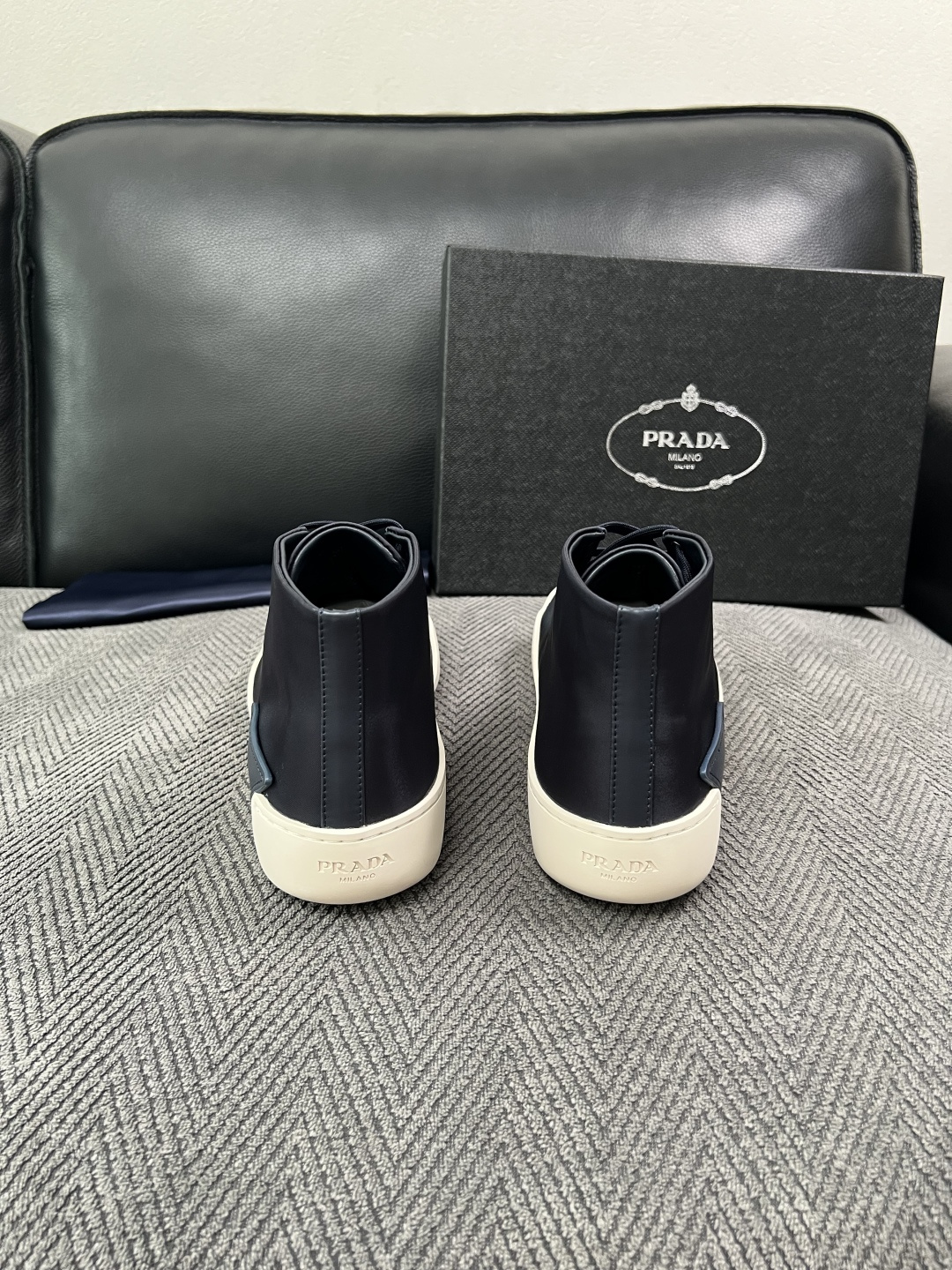 Prada  高品质  顶级工艺品，普拉达 靴子专柜同步，原厂配置意大利进口牛皮拼布面料，进口牛皮内里垫，透气舒适，鞋底