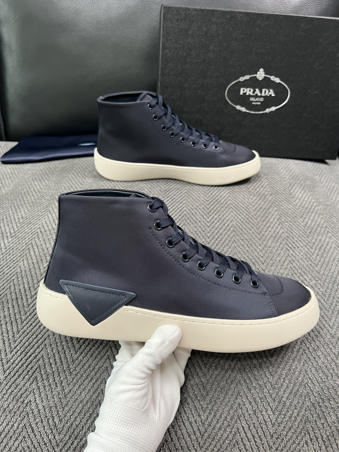 Prada  高品质  顶级工艺品，普拉达 靴子专柜同步，原厂配置意大利进口牛皮拼布面料，进口牛皮内里垫，透气舒适，鞋底