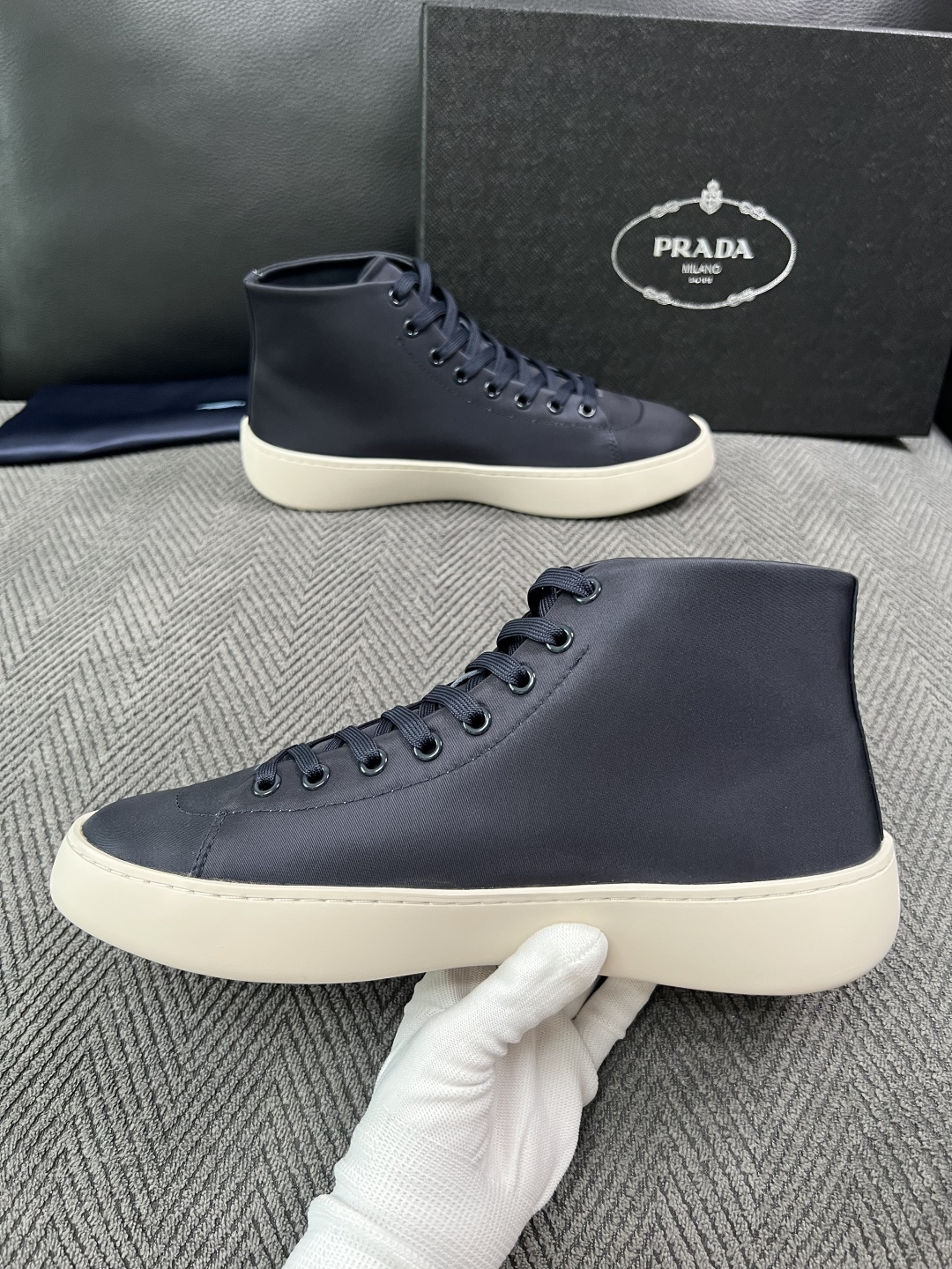 Prada  高品质  顶级工艺品，普拉达 靴子专柜同步，原厂配置意大利进口牛皮拼布面料，进口牛皮内里垫，透气舒适，鞋底