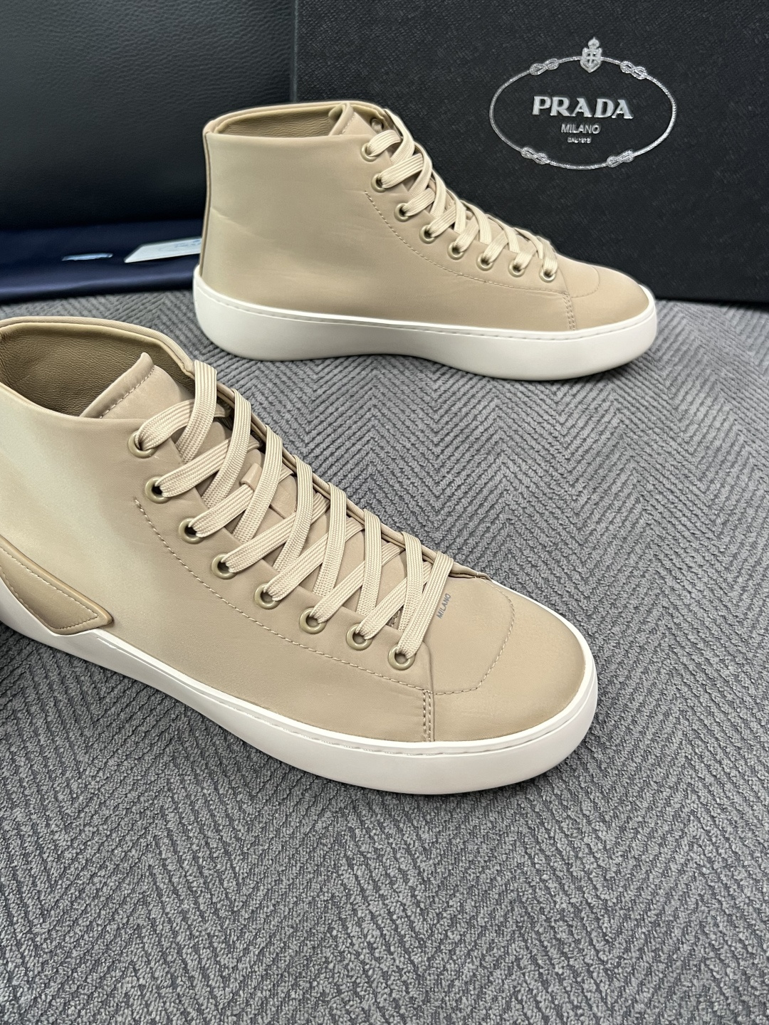 Prada  高品质  顶级工艺品，普拉达 靴子专柜同步，原厂配置意大利进口牛皮拼布面料，进口牛皮内里垫，透气舒适，鞋底