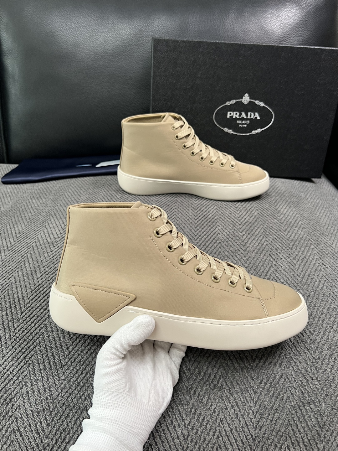 Prada  高品质  顶级工艺品，普拉达 靴子专柜同步，原厂配置意大利进口牛皮拼布面料，进口牛皮内里垫，透气舒适，鞋底