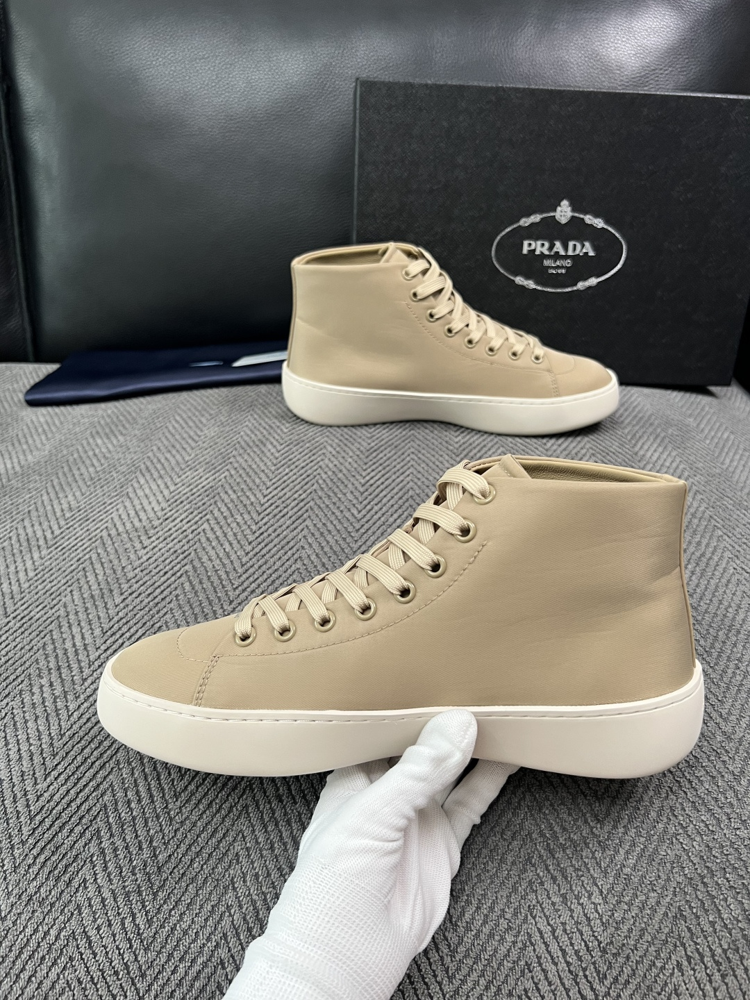 Prada  高品质  顶级工艺品，普拉达 靴子专柜同步，原厂配置意大利进口牛皮拼布面料，进口牛皮内里垫，透气舒适，鞋底