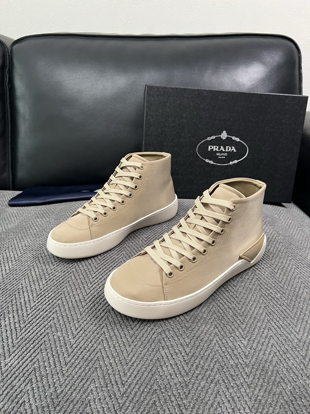 Prada  高品质  顶级工艺品，普拉达 靴子专柜同步，原厂配置意大利进口牛皮拼布面料，进口牛皮内里垫，透气舒适，鞋底