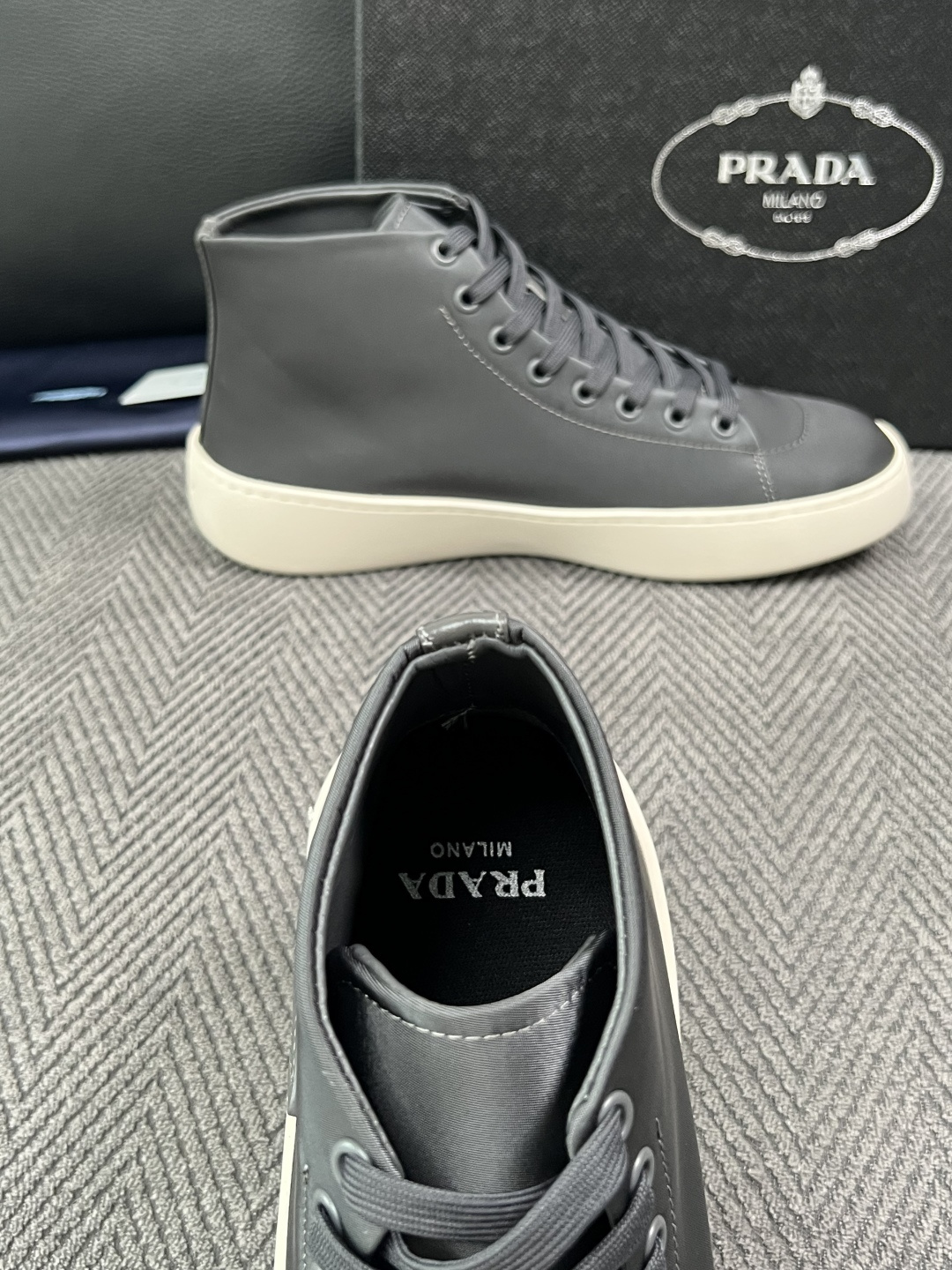 Prada  高品质  顶级工艺品，普拉达 靴子专柜同步，原厂配置意大利进口牛皮拼布面料，进口牛皮内里垫，透气舒适，鞋底