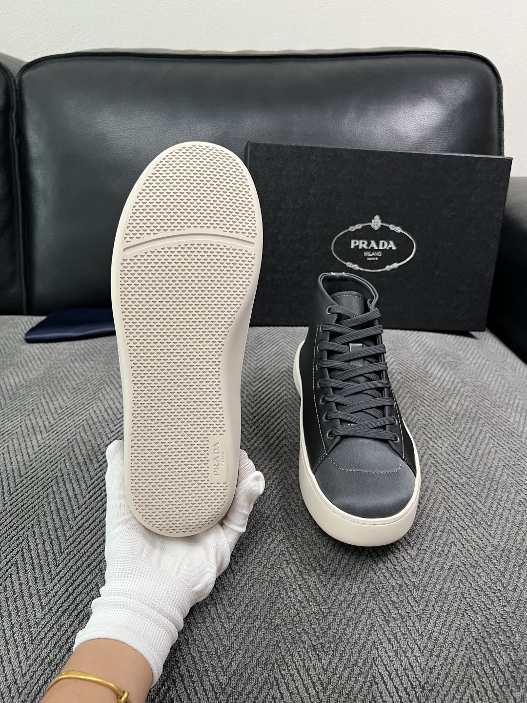 Prada  高品质  顶级工艺品，普拉达 靴子专柜同步，原厂配置意大利进口牛皮拼布面料，进口牛皮内里垫，透气舒适，鞋底