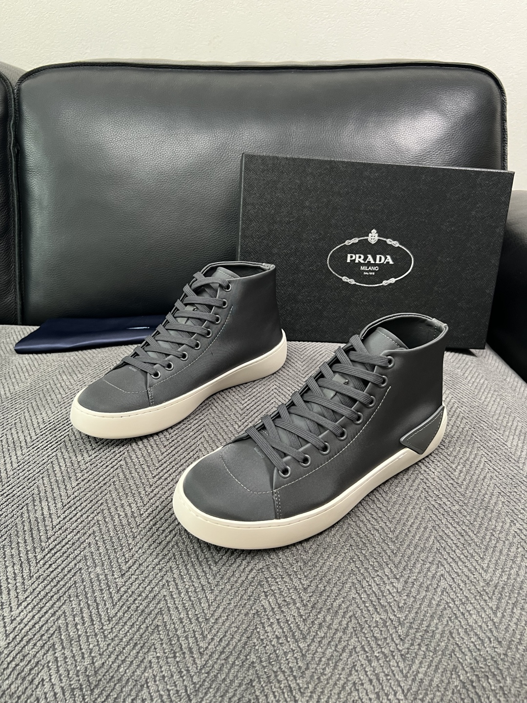 Prada  高品质  顶级工艺品，普拉达 靴子专柜同步，原厂配置意大利进口牛皮拼布面料，进口牛皮内里垫，透气舒适，鞋底