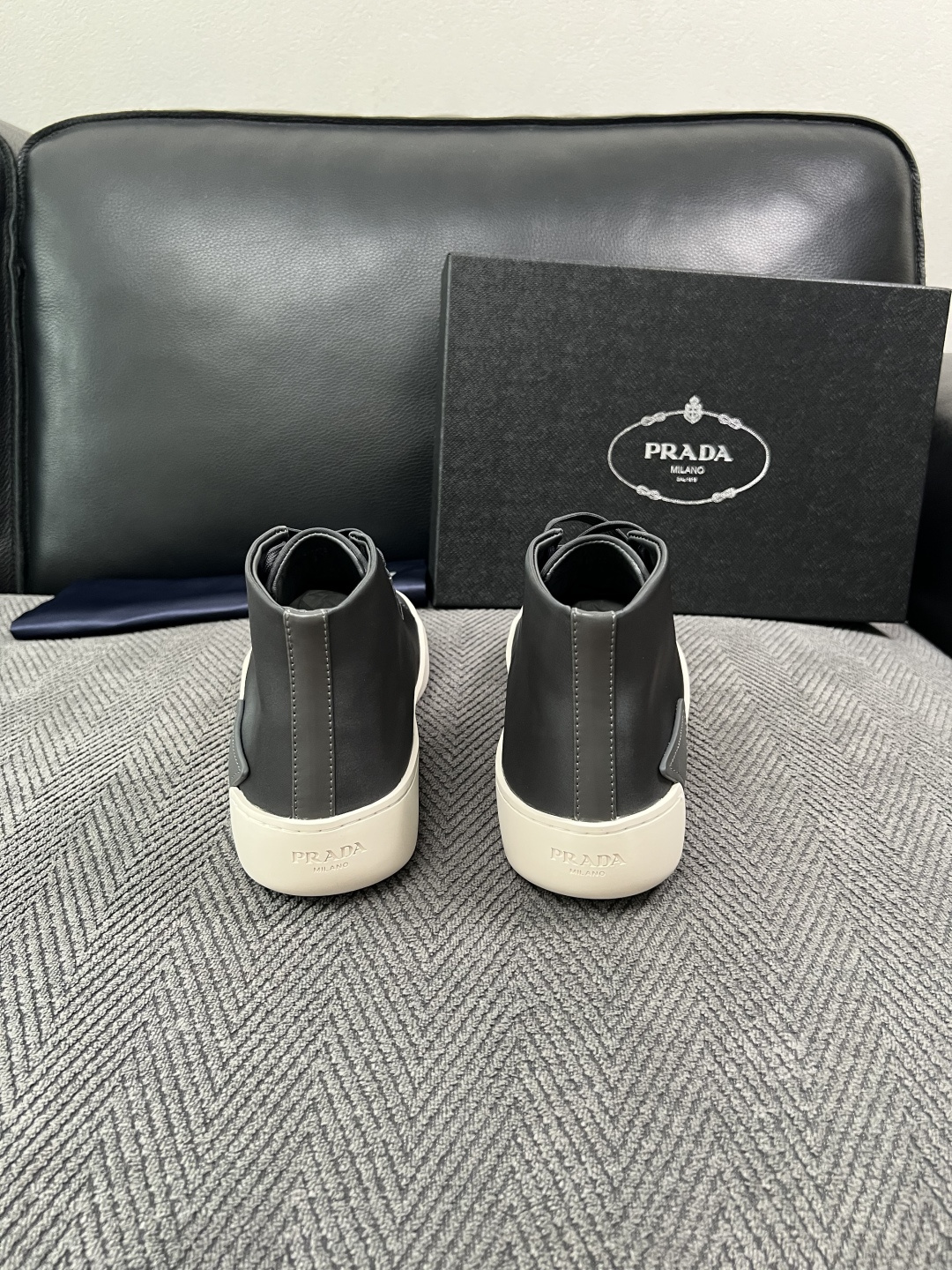 Prada  高品质  顶级工艺品，普拉达 靴子专柜同步，原厂配置意大利进口牛皮拼布面料，进口牛皮内里垫，透气舒适，鞋底