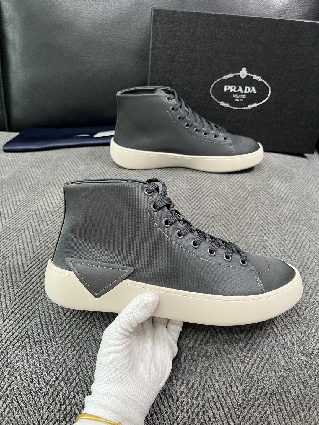 Prada  高品质  顶级工艺品，普拉达 靴子专柜同步，原厂配置意大利进口牛皮拼布面料，进口牛皮内里垫，透气舒适，鞋底