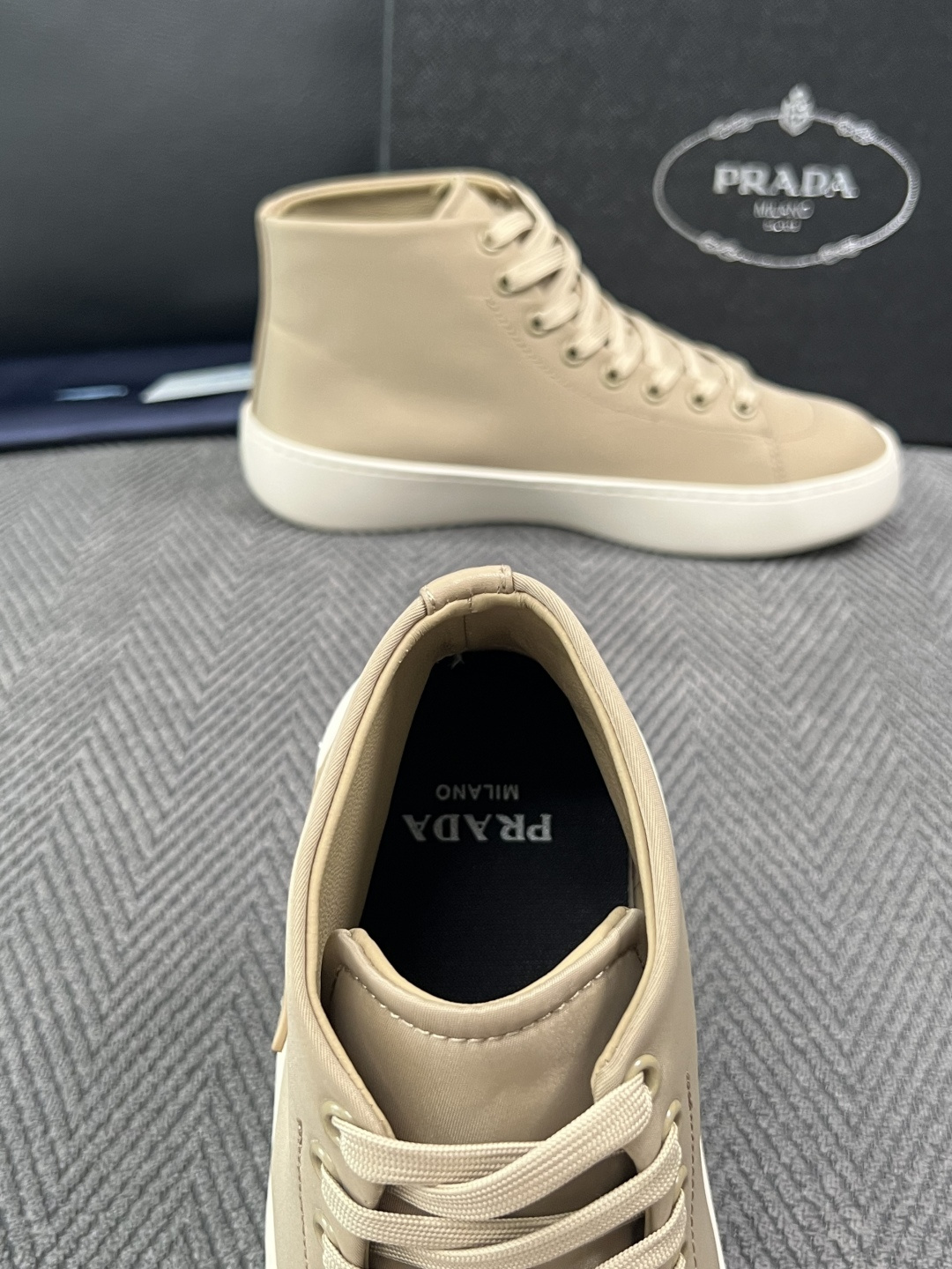 Prada  高品质  顶级工艺品，普拉达 靴子专柜同步，原厂配置意大利进口牛皮拼布面料，进口牛皮内里垫，透气舒适，鞋底