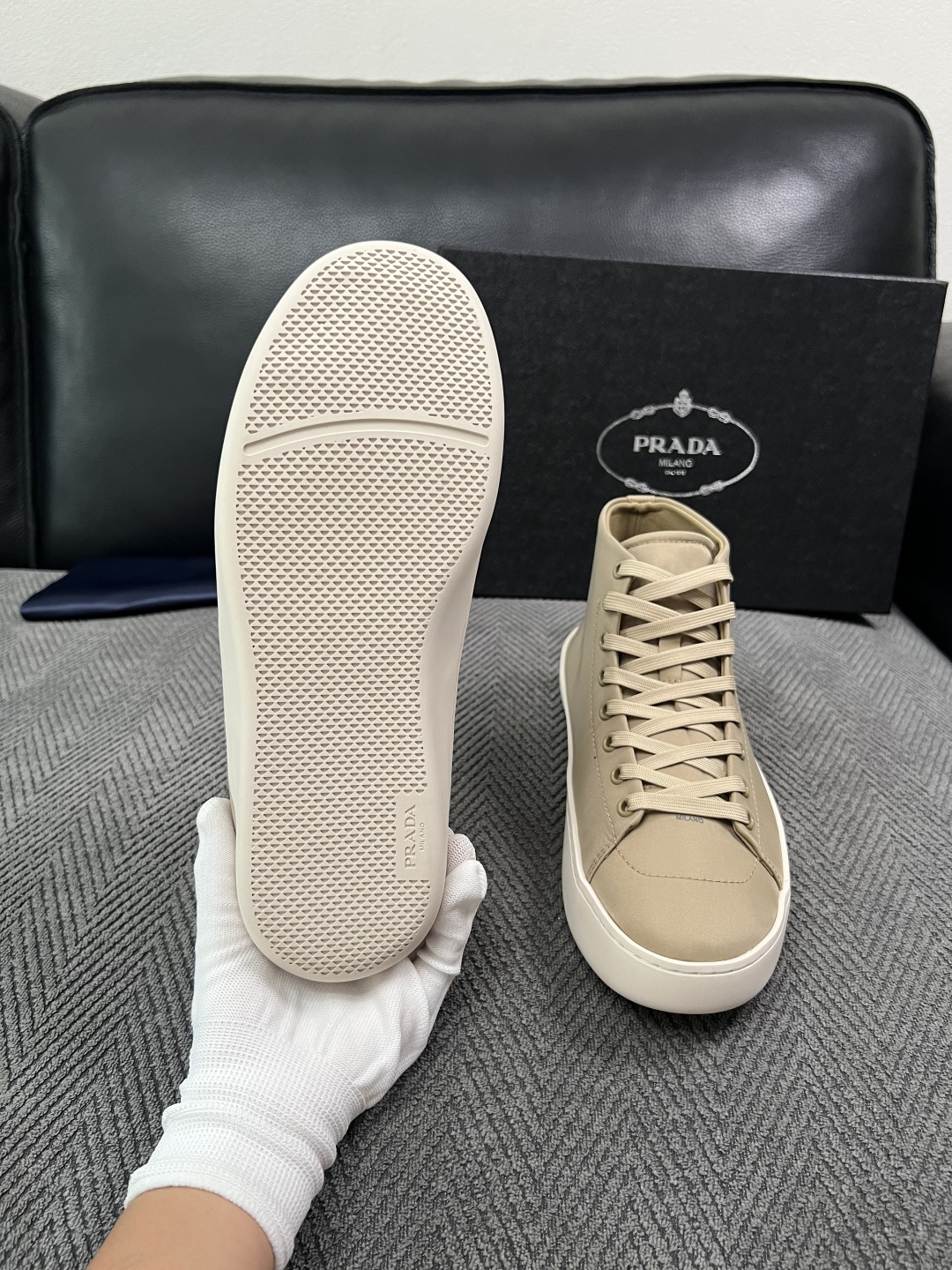 Prada  高品质  顶级工艺品，普拉达 靴子专柜同步，原厂配置意大利进口牛皮拼布面料，进口牛皮内里垫，透气舒适，鞋底