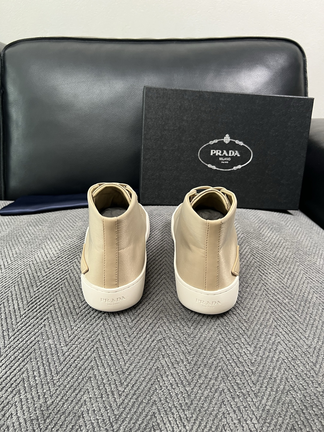 Prada  高品质  顶级工艺品，普拉达 靴子专柜同步，原厂配置意大利进口牛皮拼布面料，进口牛皮内里垫，透气舒适，鞋底
