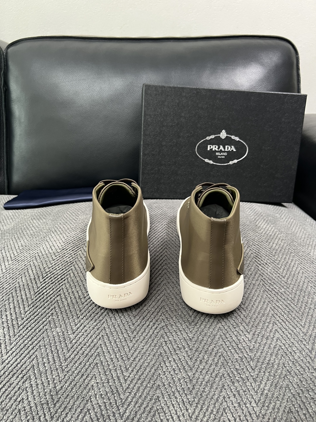 Prada  高品质  顶级工艺品，普拉达 靴子专柜同步，原厂配置意大利进口牛皮拼布面料，进口牛皮内里垫，透气舒适，鞋底