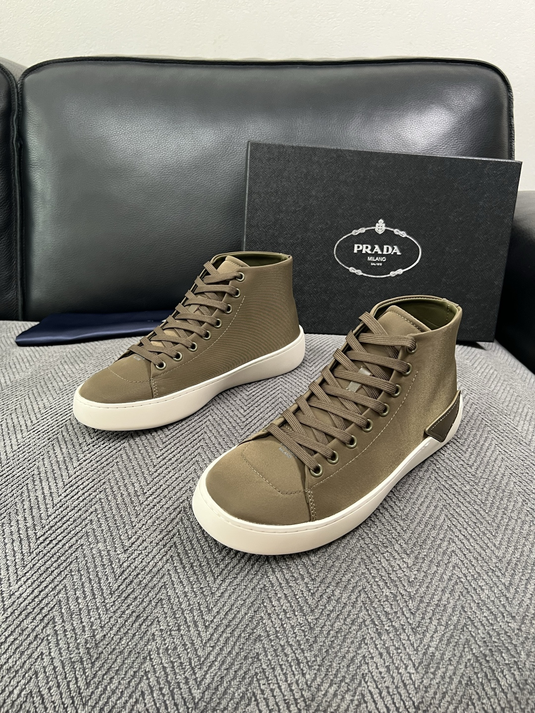 Prada  高品质  顶级工艺品，普拉达 靴子专柜同步，原厂配置意大利进口牛皮拼布面料，进口牛皮内里垫，透气舒适，鞋底