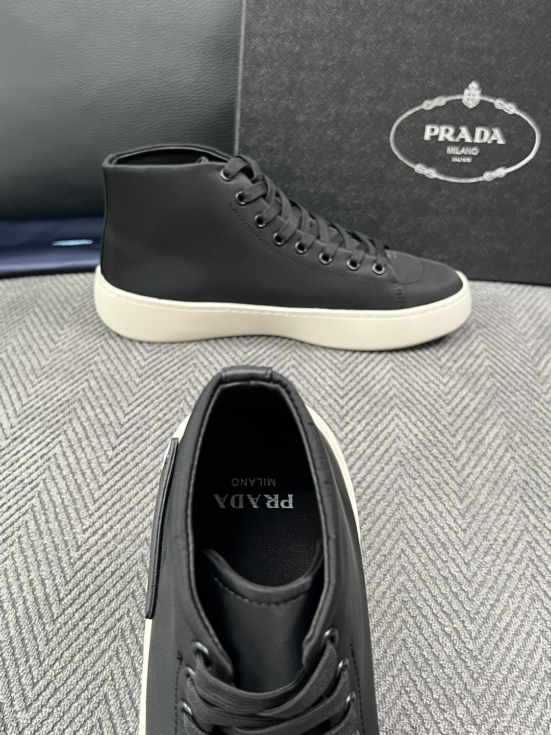 Prada  高品质  顶级工艺品，普拉达 靴子专柜同步，原厂配置意大利进口牛皮拼布面料，进口牛皮内里垫，透气舒适，鞋底