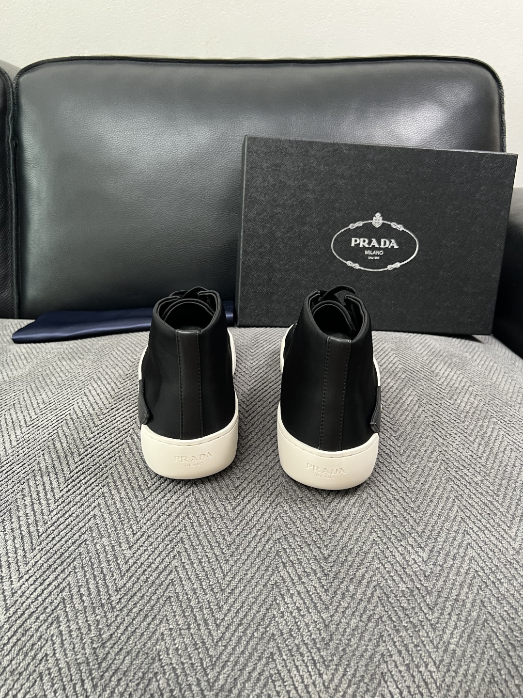 Prada  高品质  顶级工艺品，普拉达 靴子专柜同步，原厂配置意大利进口牛皮拼布面料，进口牛皮内里垫，透气舒适，鞋底