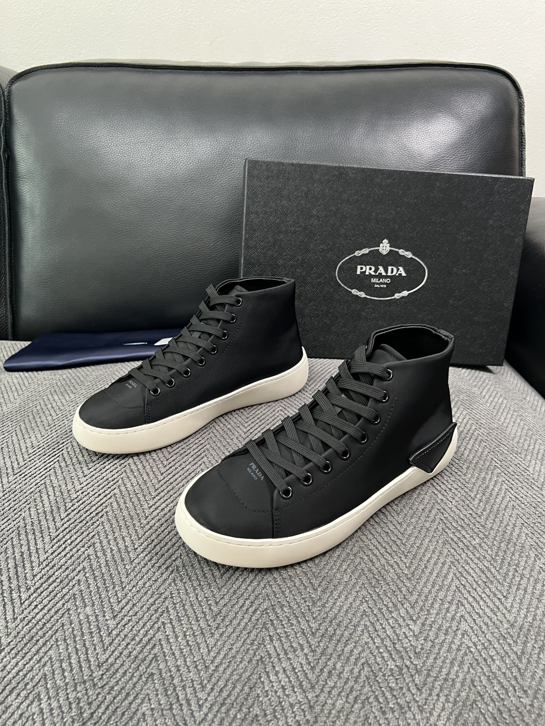 Prada  高品质  顶级工艺品，普拉达 靴子专柜同步，原厂配置意大利进口牛皮拼布面料，进口牛皮内里垫，透气舒适，鞋底