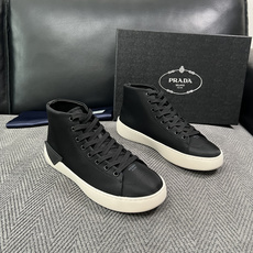 Prada 高品质 顶级工艺品,普拉达 靴子专柜同步,原厂配置意大利进口牛皮拼布面料,进口牛皮内里垫,透气舒适,鞋底 Prada 高品质 顶级工艺品,普拉达 靴子专柜同步,原厂配置意大利进口牛皮拼布面料,进口牛皮内里垫,透气舒适,鞋底