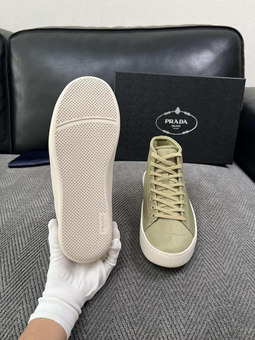 Prada  高品质  顶级工艺品，普拉达 靴子专柜同步，原厂配置意大利进口牛皮拼布面料，进口牛皮内里垫，透气舒适，鞋底