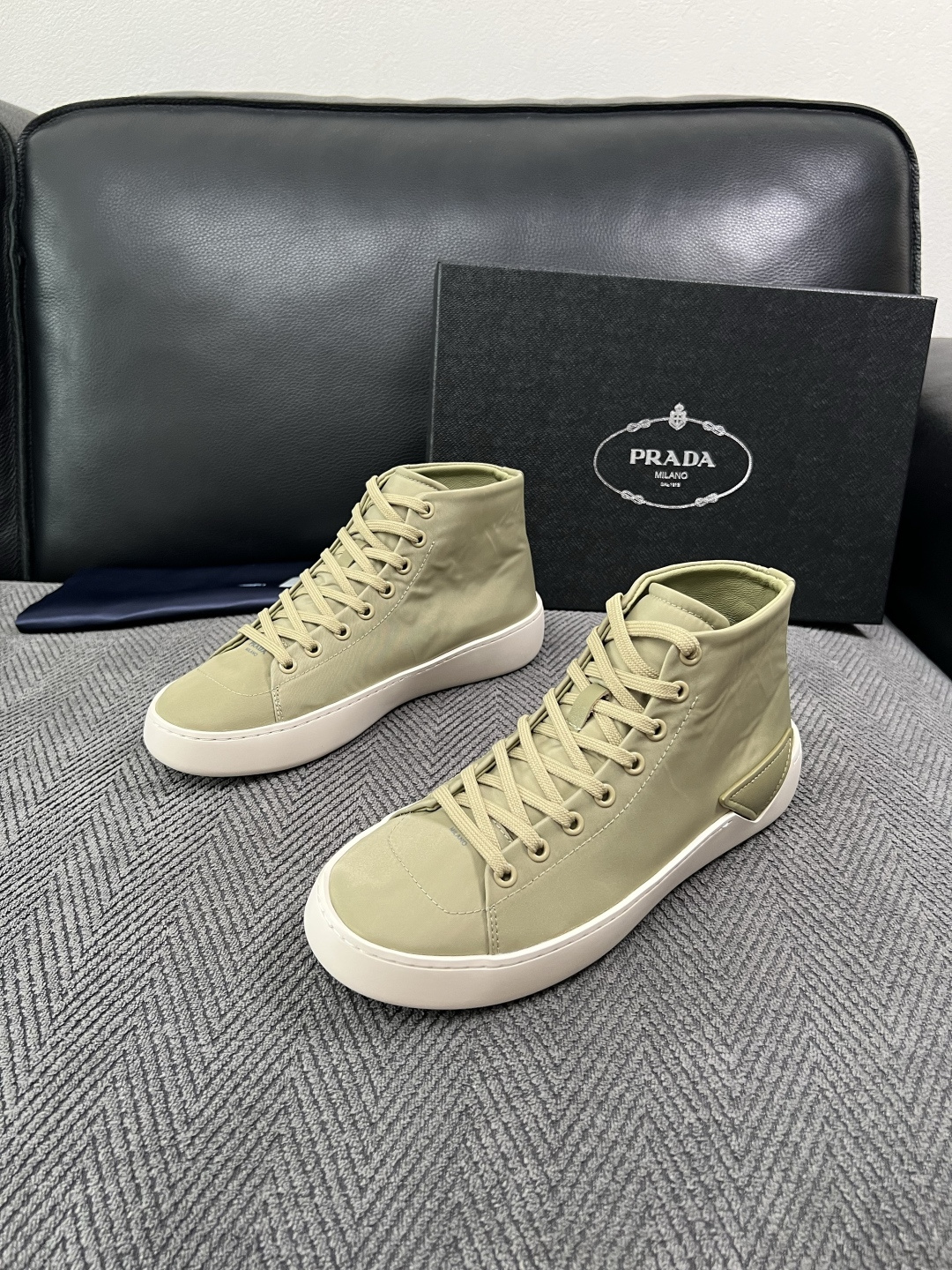 Prada  高品质  顶级工艺品，普拉达 靴子专柜同步，原厂配置意大利进口牛皮拼布面料，进口牛皮内里垫，透气舒适，鞋底