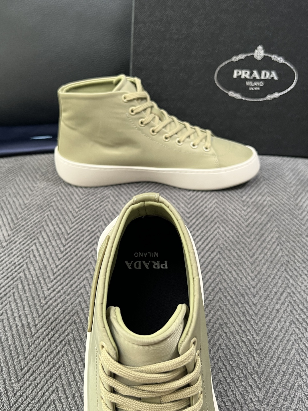 Prada  高品质  顶级工艺品，普拉达 靴子专柜同步，原厂配置意大利进口牛皮拼布面料，进口牛皮内里垫，透气舒适，鞋底
