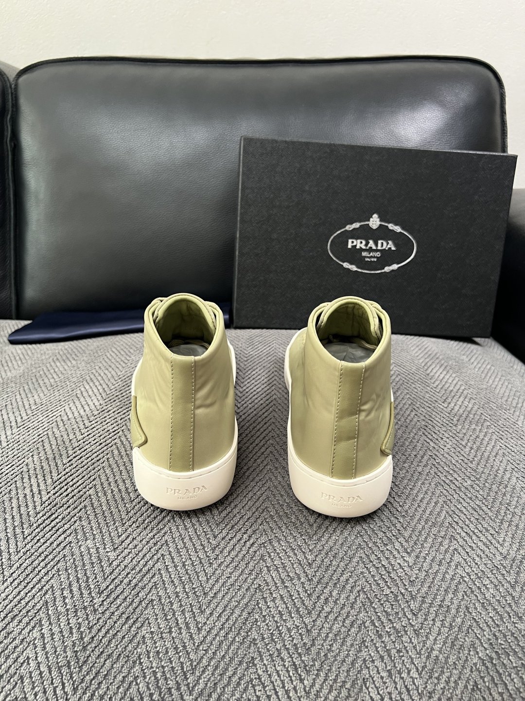 Prada  高品质  顶级工艺品，普拉达 靴子专柜同步，原厂配置意大利进口牛皮拼布面料，进口牛皮内里垫，透气舒适，鞋底