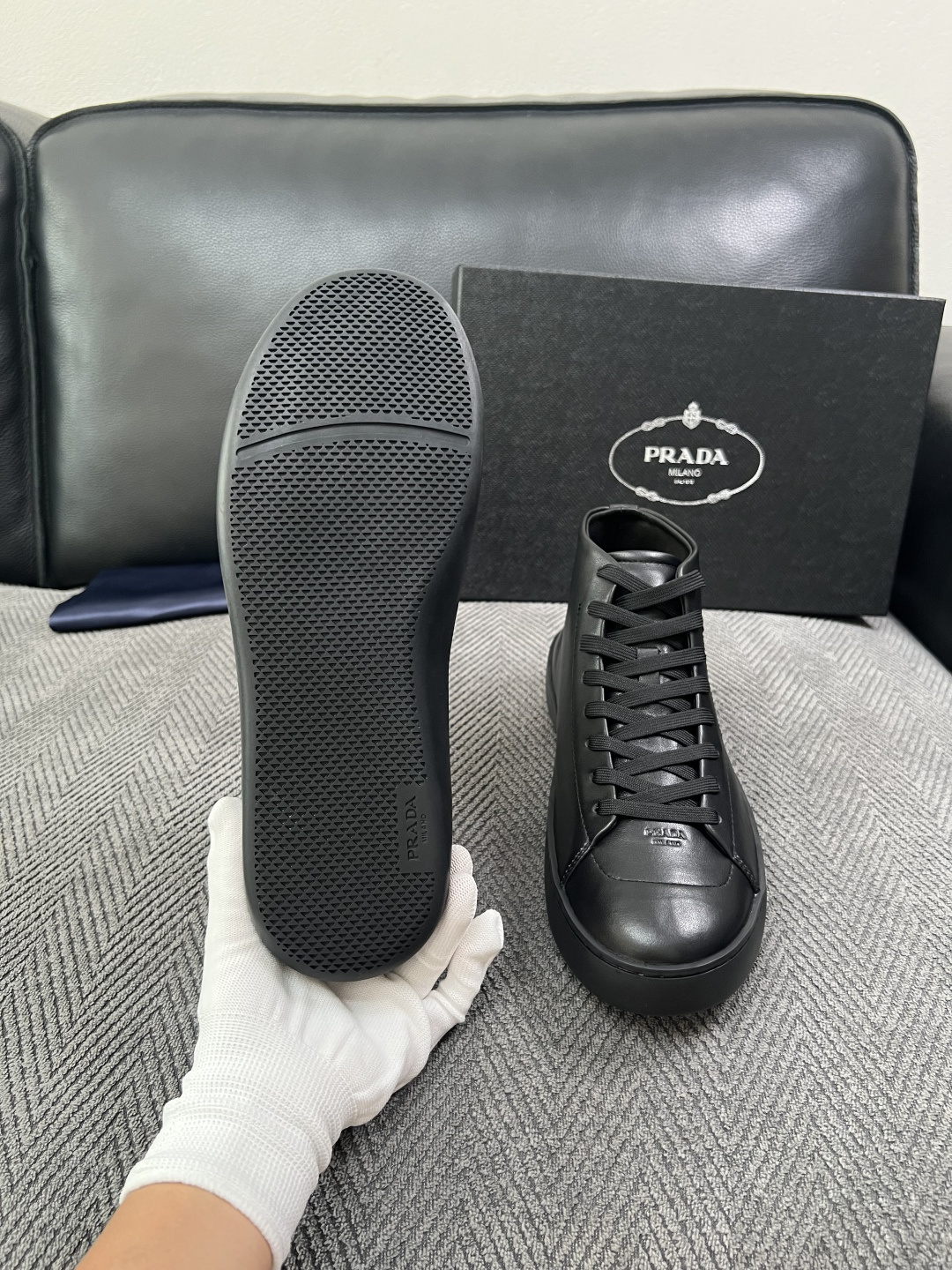 Prada  高品质  顶级工艺品，普拉达 靴子专柜同步，原厂配置意大利进口牛皮拼布面料，进口牛皮内里垫，透气舒适，鞋底
