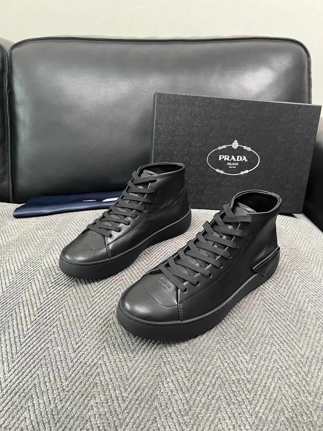 Prada  高品质  顶级工艺品，普拉达 靴子专柜同步，原厂配置意大利进口牛皮拼布面料，进口牛皮内里垫，透气舒适，鞋底