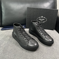 Prada 高品质 顶级工艺品,普拉达 靴子专柜同步,原厂配置意大利进口牛皮拼布面料,进口牛皮内里垫,透气舒适,鞋底 Prada 高品质 顶级工艺品,普拉达 靴子专柜同步,原厂配置意大利进口牛皮拼布面料,进口牛皮内里垫,透气舒适,鞋底